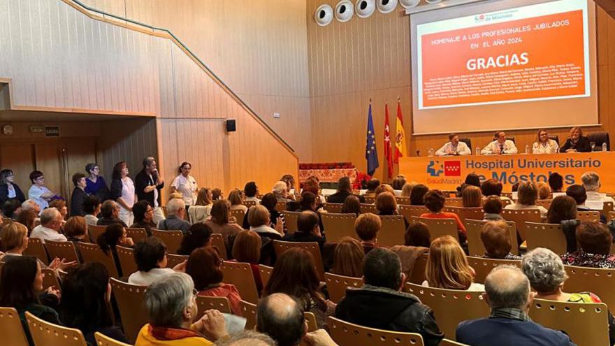 Texto Alternativo: El Hospital público de Móstoles homenajea a los profesionales jubilados en 2024