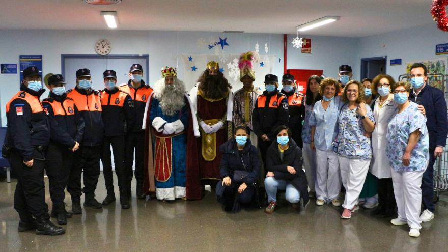 Texto Alternativo: El Hospital público Severo Ochoa lleva regalos, magia y música a pacientes pediátricos y adultos en Navidad