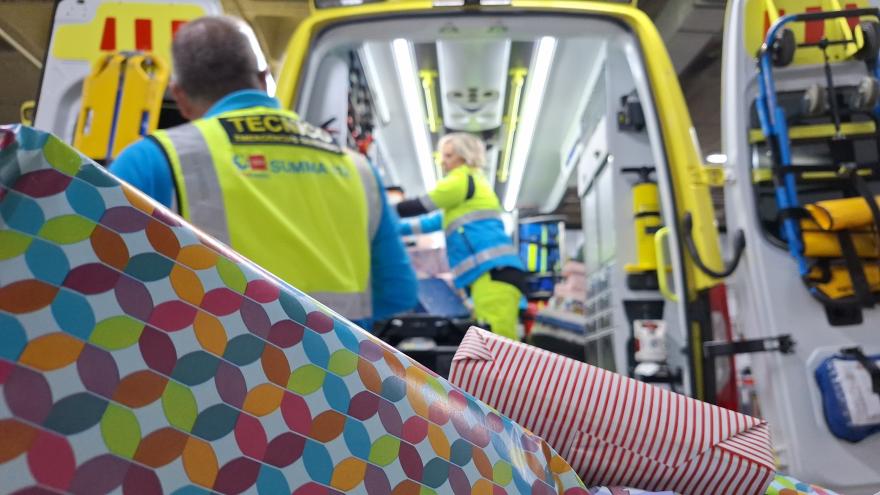 Texto Alternativo: Profesionales del SUMMA 112 donan juguetes y libros a niños tutelados que residen en hogares de la Comunidad de Madrid