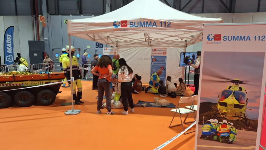 Texto Alternativo: El SUMMA 112 imparte talleres de reanimación cardiopulmonar a más de 4.500 niños y adolescentes en 'Juvenalia'