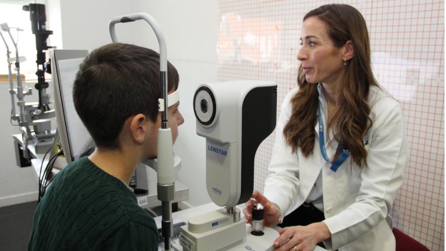 Texto Alternativo: El Hospital público Clínico San Carlos utiliza un tratamiento combinado que reduce la progresión de la miopía en niños y adolescentes