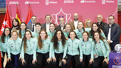 Texto Alternativo: El alcalde asiste al sorteo de la Supercopa de España femenina de fútbol sala celebrado en el Pabellón Eva Manguán de Móstoles