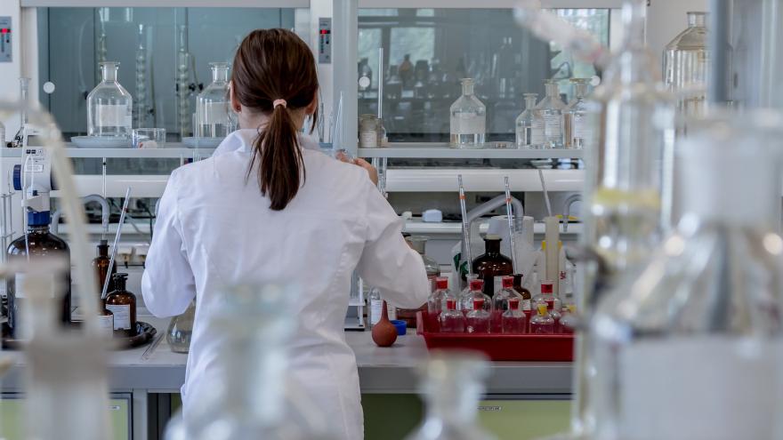 Texto Alternativo: La Comunidad de Madrid invierte 15,5 millones en ayudas para reforzar con 230 plazas los grupos de investigación y laboratorios