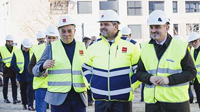 Texto Alternativo: El alcalde y el consejero de Vivienda, Transportes e Infraestructuras colocan la primera piedra de 249 viviendas de protección pública en el PAU-4