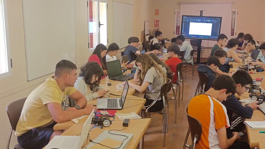 Texto Alternativo: La Comunidad de Madrid forma cada año en competencias digitales a 3.000 niños y adolescentes vulnerables para reducir la brecha digital
