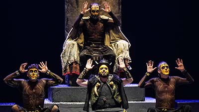 Texto Alternativo: Lleno absoluto en el Teatro del Bosque para la representación gratuita “The Primitals”, de Yllana, que inaugura la programación de Escena