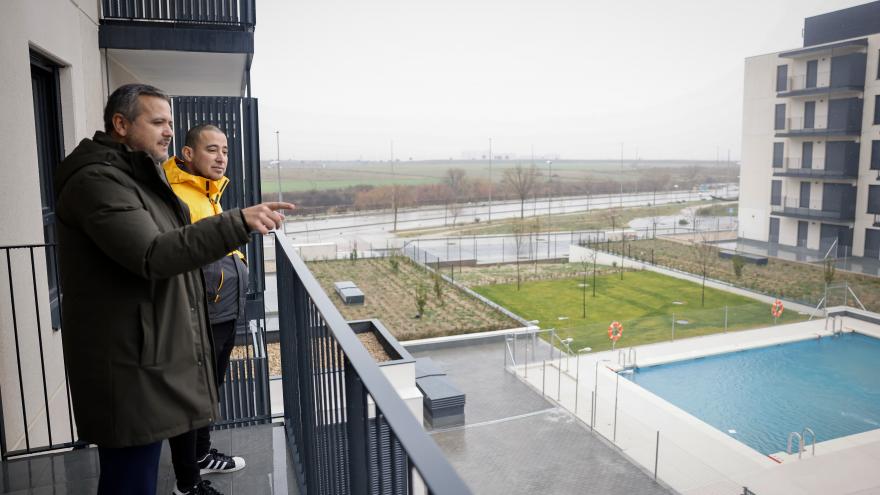 Texto Alternativo: La Comunidad de Madrid entrega una nueva promoción de viviendas de alquiler asequible en Alcorcón, municipio que suma 822 casas del Plan Vive
