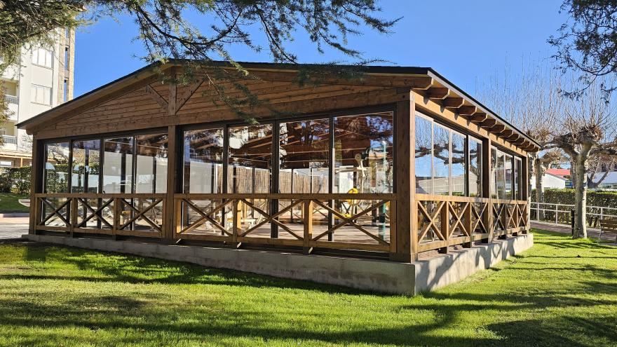 Texto Alternativo: El Hospital público Guadarrama incorpora un nuevo gimnasio de rehabilitación en el exterior