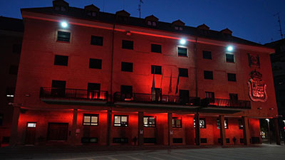 Texto Alternativo: La fachada del ayuntamiento de Móstoles se iluminará de rojo por el Día Mundial de la Enfermedad de Kawasaki