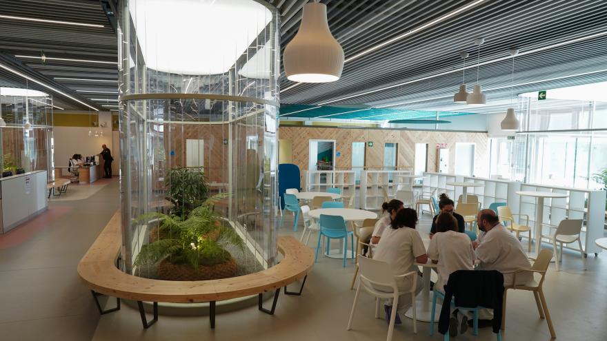 Texto Alternativo: La Comunidad de Madrid abre una Escuela de Cuidadores en el Hospital Zendal para mejorar la calidad de vida de pacientes con ELA