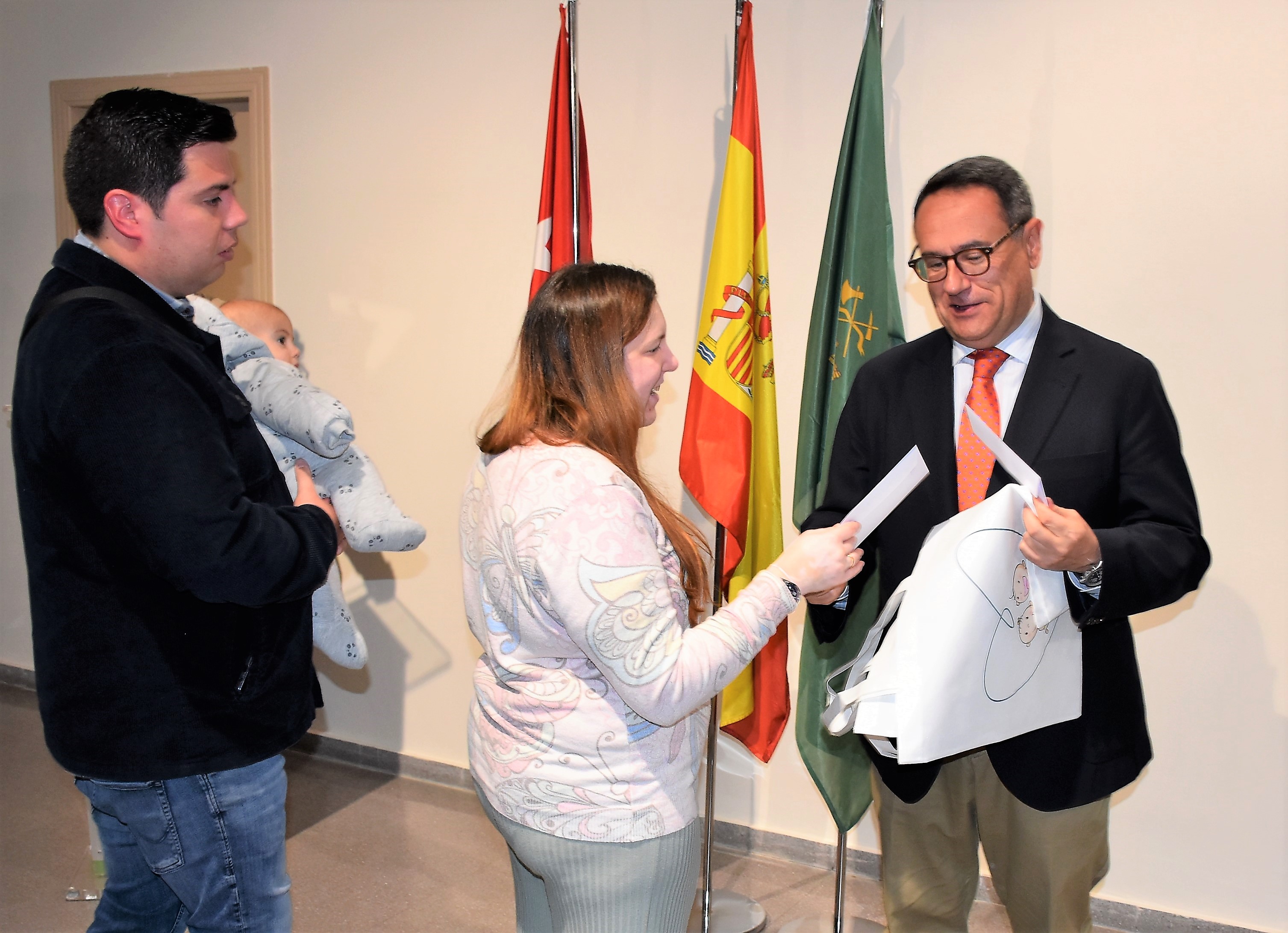 Texto Alternativo: Nueva entrega de cheques bebé por valor de 1.000 euros para los niños nacidos en el segundo cuatrimestre de 2024
