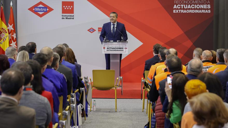 Texto Alternativo: La Comunidad de Madrid premia a los 60 voluntarios de Metro que colaboraron en la recuperación de las zonas afectadas por la DANA de Valencia
