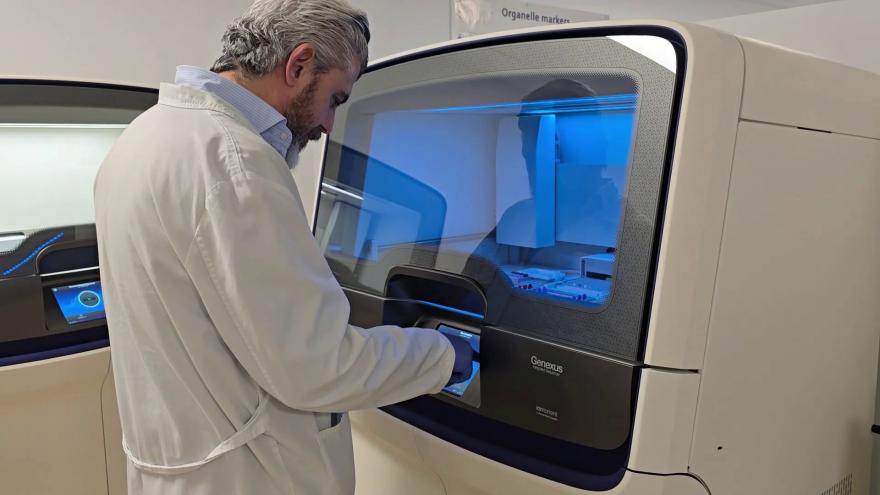 Texto Alternativo: El Hospital público 12 de Octubre usa por primera vez el análisis genético de ARN para detectar qué tipo de pacientes con glioblastoma va a responder a un tratamiento