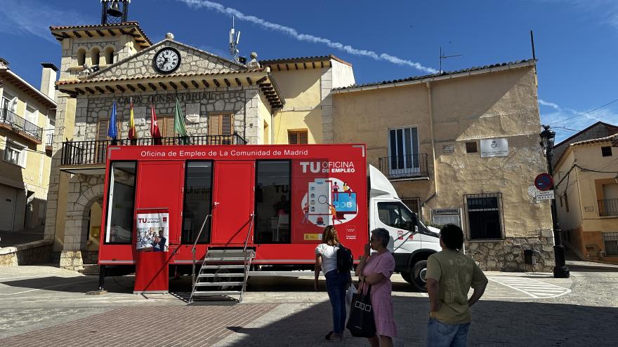 Texto Alternativo: La Oficina de Empleo Móvil de la Comunidad de Madrid recorre 10.000 kilómetros para atender a los vecinos de los pequeños municipios