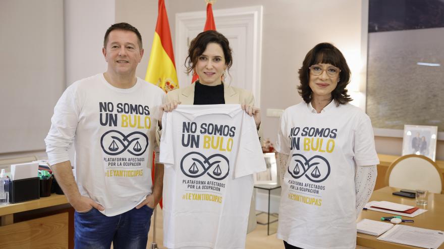 Texto Alternativo: Díaz Ayuso se reúne con rela Comunidad presentantes de la Plataforma de Afectados por la Ocupación y la Inquiocupación