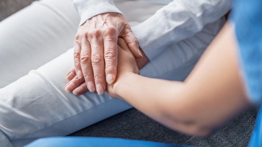 Texto Alternativo: La Comunidad aumenta un 34% la inversión en el Centro Villaverde Alzheimer, que contará con un nuevo sistema electrónico de control de los enseres de los usuarios