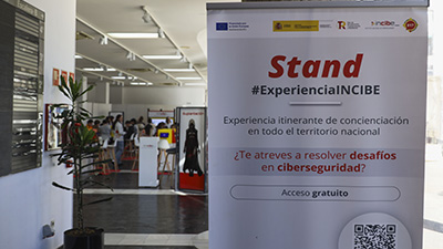 Texto Alternativo: Más de 500 escolares y vecinos de Móstoles visitan #ExperienciaINCIBE para formarse en ciberseguridad