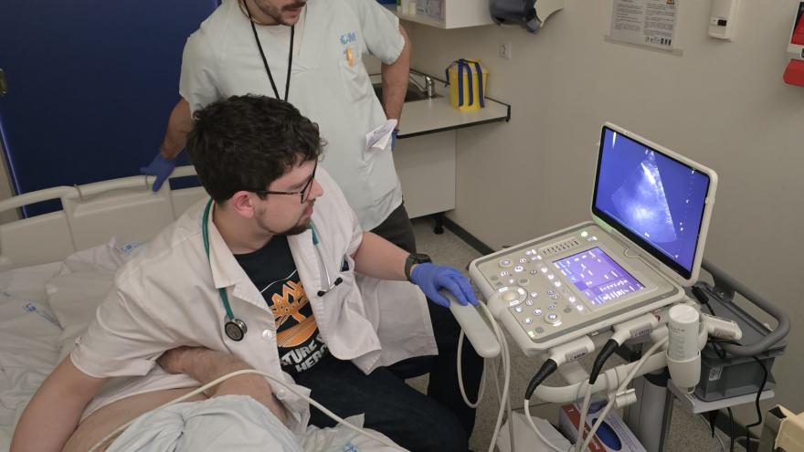 Texto Alternativo: El Hospital público Infanta Cristina impulsa la formación en ecografía clínica de estudiantes y médicos residentes