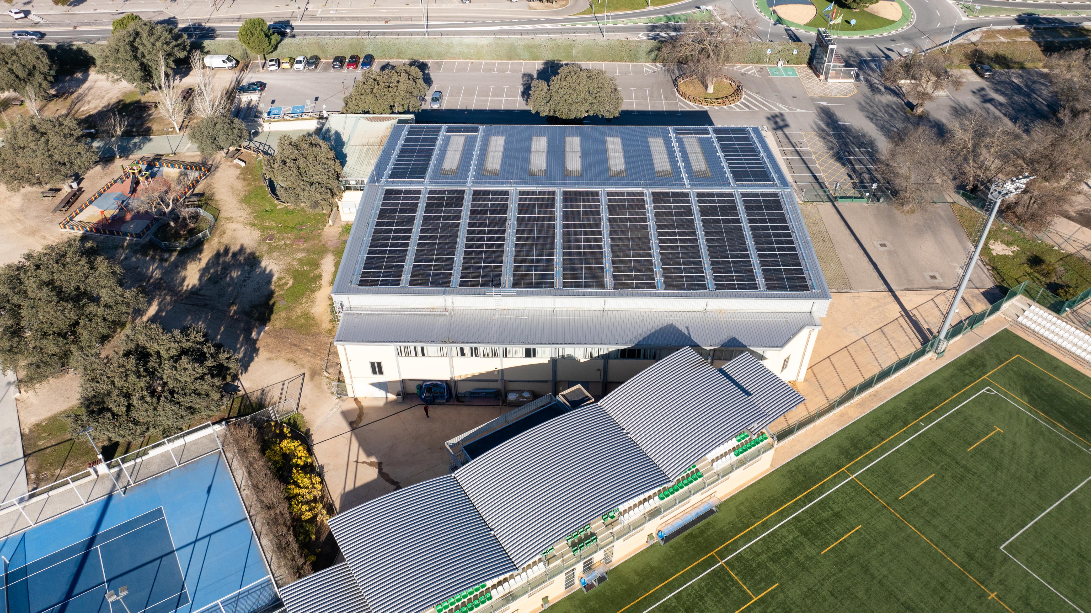Texto Alternativo: Finaliza la instalación de placas fotovoltaicas en el CD Ángel Nieto y la piscina cubierta municipal