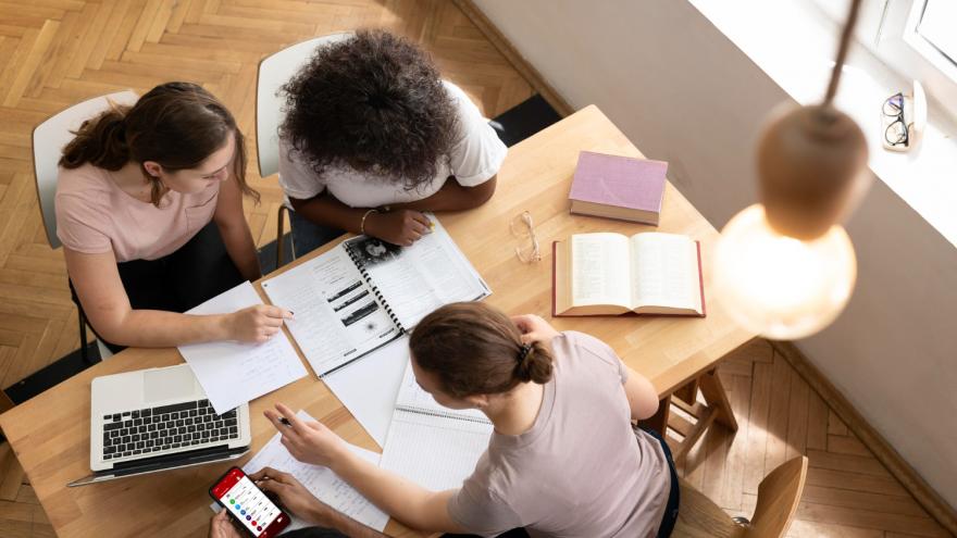 Texto Alternativo: La Comunidad de Madrid pone en marcha el Plan de Formación para empleados públicos con el objetivo de mejorar la prestación de servicios