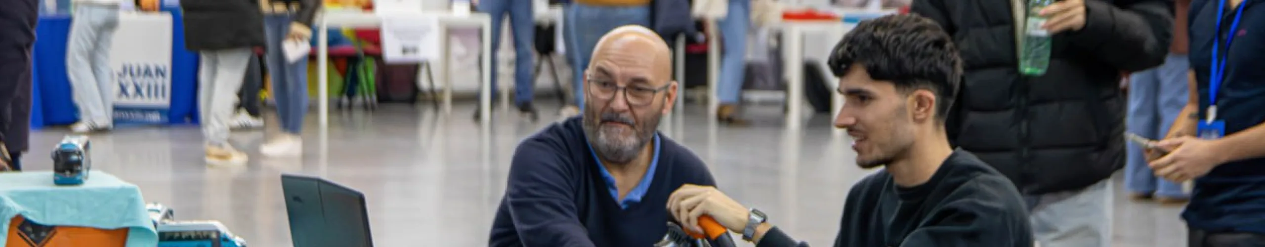 Texto Alternativo: Alcorcón reúne a más de 1300 estudiantes en su II Feria de Formación y Empleo para impulsar el trabajo local y de calidad en la ciudad