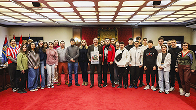 Texto Alternativo: Alumnos del IES Rayuela y de un centro educativo griego visitan el Ayuntamiento de Móstoles como parte de un proyecto de inmersión cultural