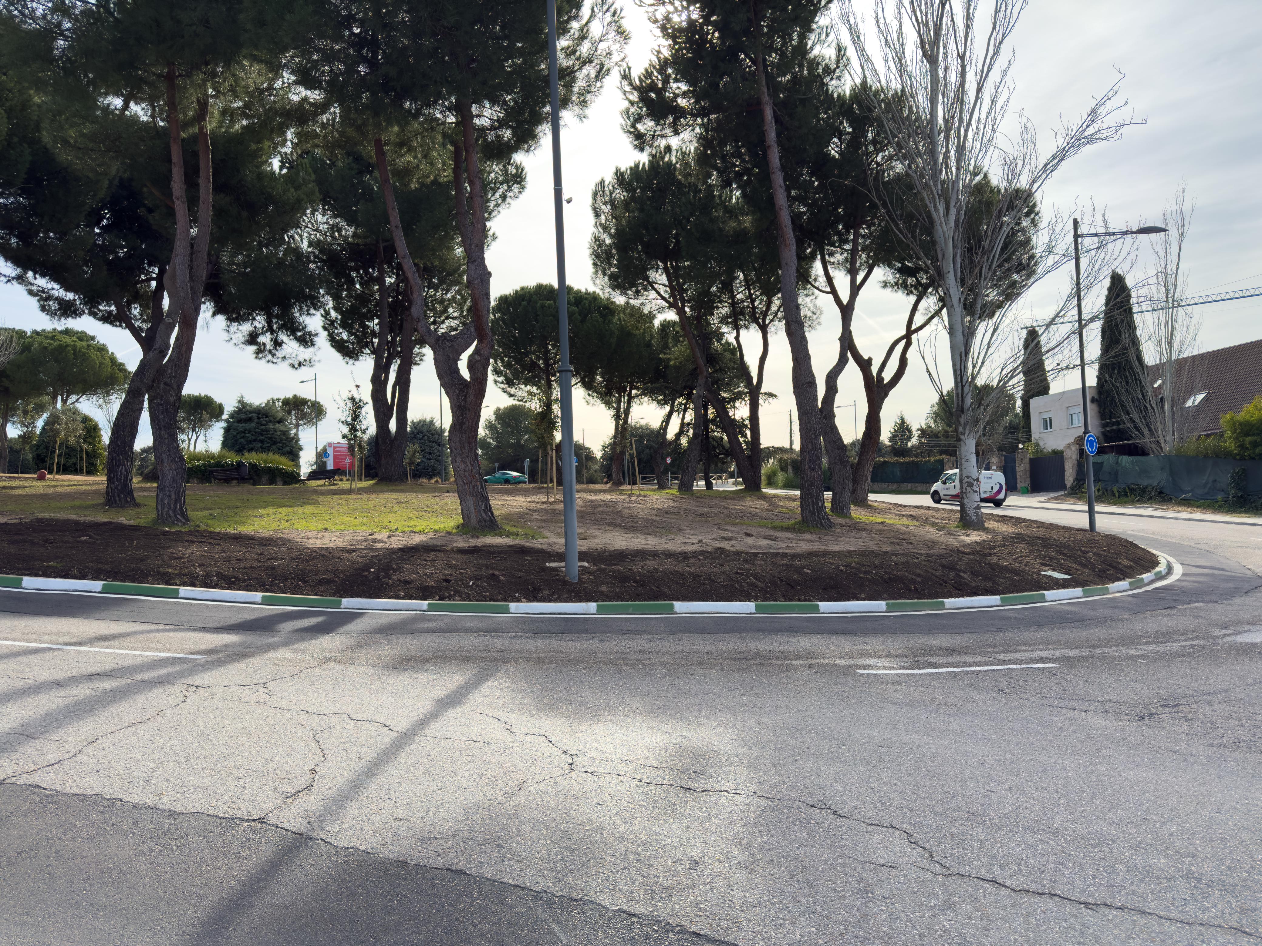 Texto Alternativo: Finalizan las obras realizadas en la glorieta Alcalde Fabra para reordenar el tráfico y la seguridad vial