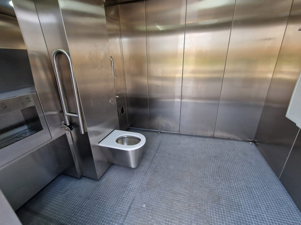 Texto Alternativo: Getafe instala un baño público en el Parque de La Alhóndiga