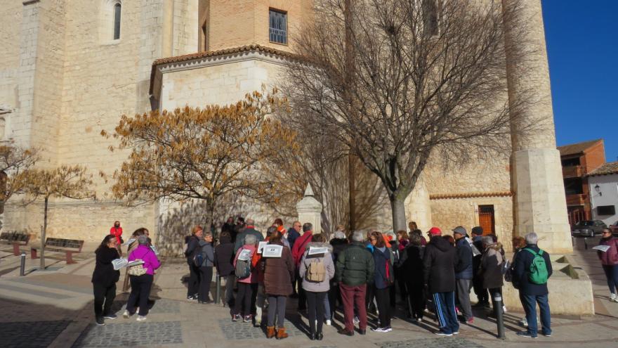 Texto Alternativo: Profesionales del Centro de Salud Colmenar de Oreja promueven un estilo de vida saludable con una marcha por las fuentes históricas de la localidad