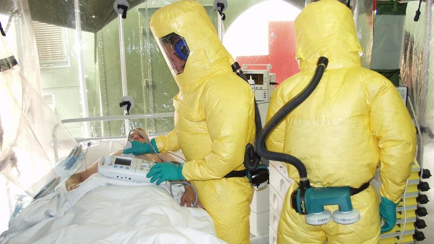 Texto Alternativo: La Comunidad de Madrid entrena a profesionales sanitarios para optimizar el traslado de pacientes con infecciones de alto riesgo biológico