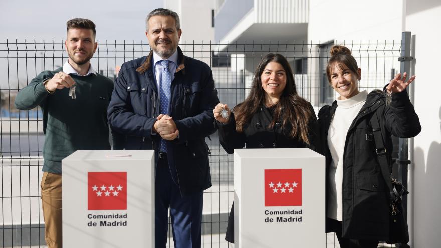 Texto Alternativo: La Comunidad de Madrid entrega las llaves a 245 familias adjudicatarias de una vivienda del Plan Vive en Getafe