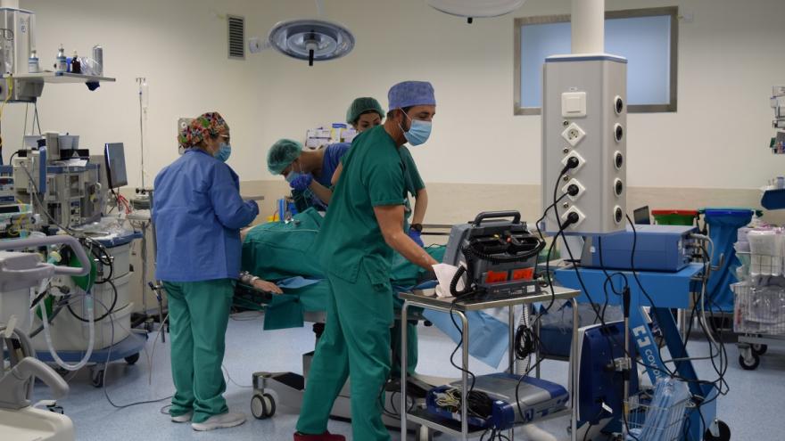 Texto Alternativo: El Servicio de Cardiología del Hospital público Infanta Sofia realiza con éxito su primer implante de un resincronizador con desfibrilador asociado