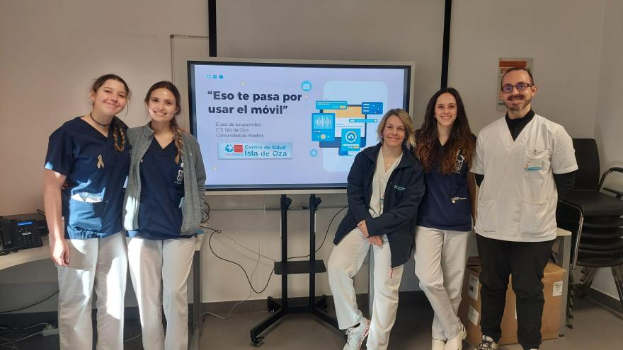 Texto Alternativo: El equipo del Centro de Salud Isla de Oza forma a los jóvenes en el uso responsable de las pantallas