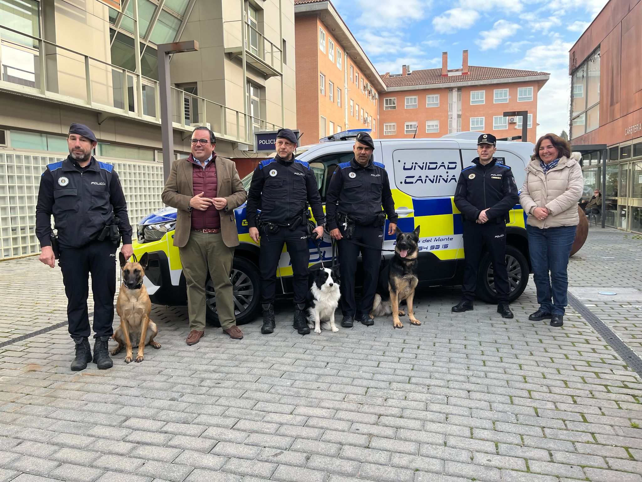 Texto Alternativo: El Ayuntamiento adquiere una furgoneta para la Unidad Canina de la Policía Local