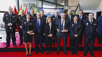 Texto Alternativo: Móstoles entrega la medalla de oro de la ciudad a la Policía Nacional por sus 200 años