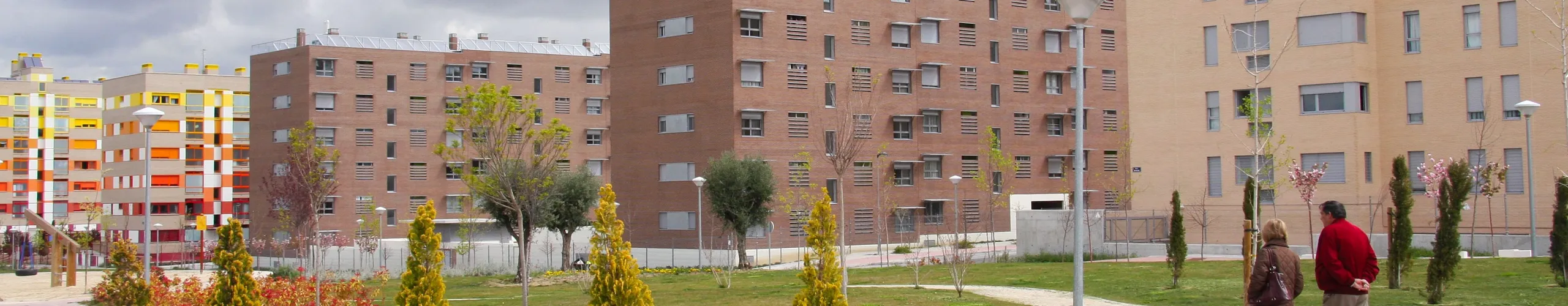 Texto Alternativo: Alcorcón pone en marcha un plan de reparación y reposición de papeleras en las zonas peatonales del barrio del Ensanche Sur