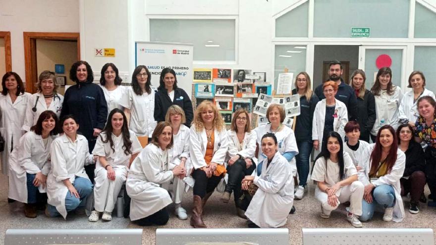 Texto Alternativo: Las pediatras del Centro de Salud Dos de Mayo celebran con un mural el Día Internacional de la Niña y de la Mujer en la Ciencia