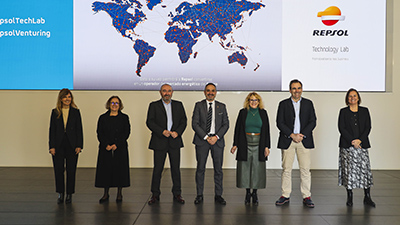 Texto Alternativo: El alcalde de Móstoles visita las instalaciones de Repsol Technology Lab
