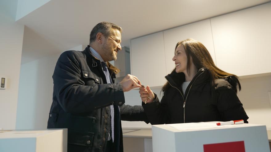 Texto Alternativo: La Comunidad de Madrid entrega una nueva promoción de viviendas del Plan Vive en Alcalá de Henares y supera ya las 3.000 adjudicadas