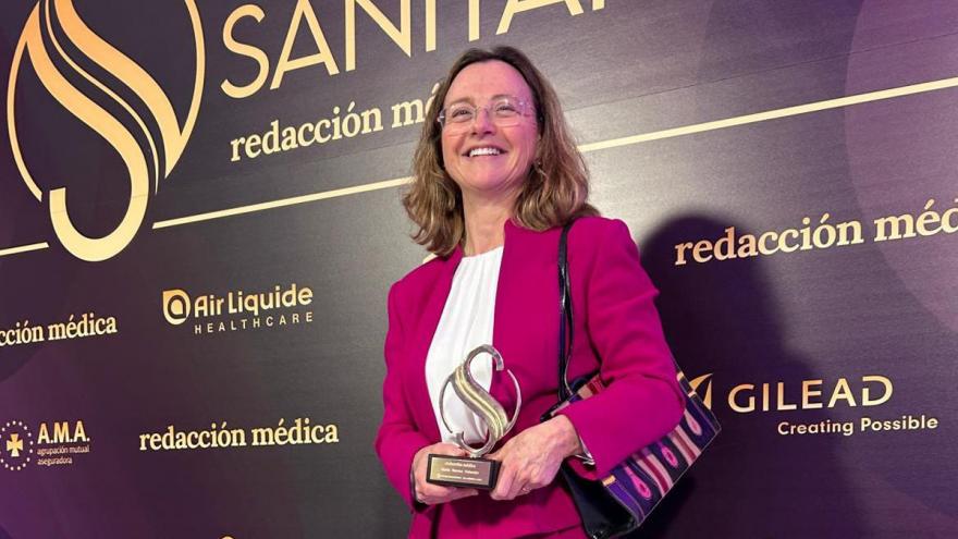 Texto Alternativo: Nuria Novoa, jefa del Servicio de Cirugía Torácica del Hospital público Puerta de Hierro, reconocida en los VIII Premios Sanitarias
