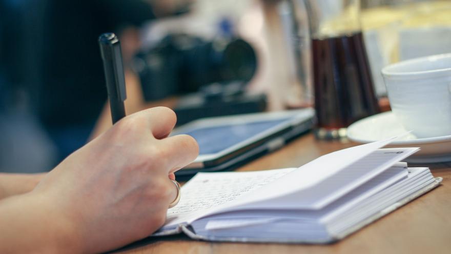 Texto Alternativo: La Comunidad de Madrid ofrece traductores e intérpretes para familiares de alumnos que no hablan español
