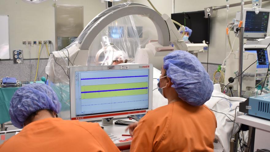 Texto Alternativo: El Hospital público de La Princesa incorpora un nuevo dispositivo de Estimulación Cerebral Profunda para el tratamiento de trastornos del movimiento