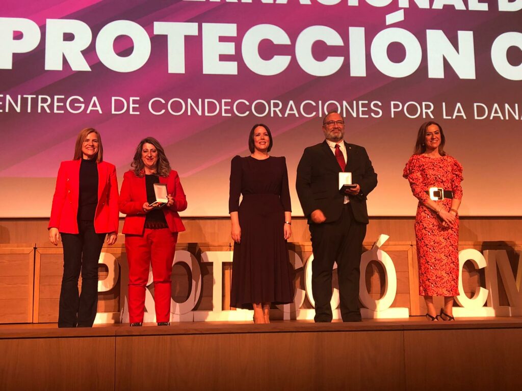 Texto Alternativo: Voluntarios y trabajadores municipales reciben el reconocimiento por su ayuda en Valencia