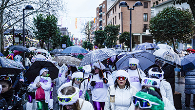 Texto Alternativo: La lluvia no impidió que miles de mostoleños disfrutaran del Carnaval en Móstoles