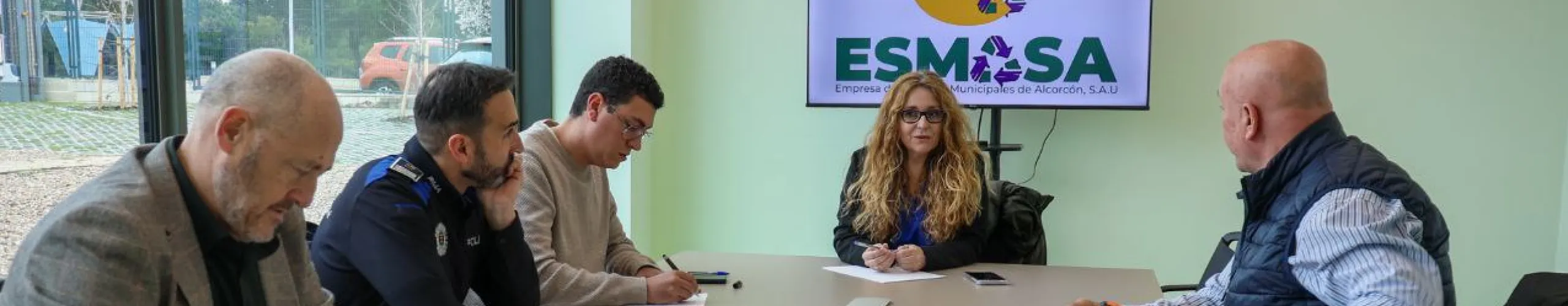 Texto Alternativo: Alcorcón busca soluciones compartidas a los vertidos ilegales en la reunión mantenida desde ESMASA y Seguridad Ciudadana con el polígono Parque Lucero