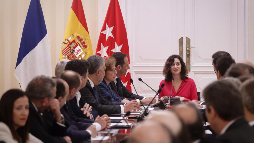 Texto Alternativo: Díaz Ayuso recibe en la Real Casa de Correos a reel Gobierno de la Comunidad presentantes de la Cámara de Comercio FrancoEspañola en el 130º aniversario de su creación