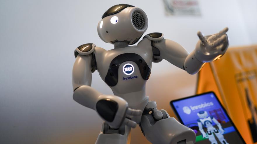 Texto Alternativo: La Comunidad de Madrid abrirá el primer laboratorio del mundo de robótica con IA para descubrir nuevos materiales basados en polímeros
