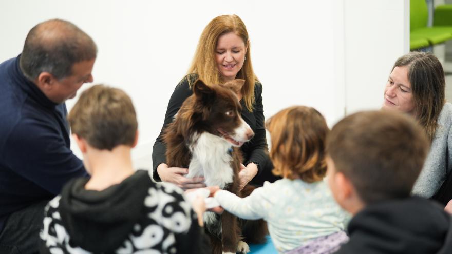 Texto Alternativo: La Comunidad de Madrid ofrece terapias con perros adiestrados para favorecer la recuperación a mujeres víctimas de violencia y sus hijos
