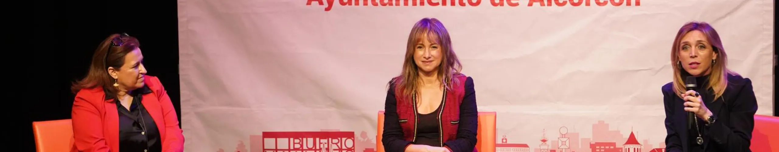 Texto Alternativo: Alcorcón reflexiona sobre los últimos ’50 años de derechos y libertades de las mujeres’ en el acto institucional de la programación para conmemorar el 8 de marzo