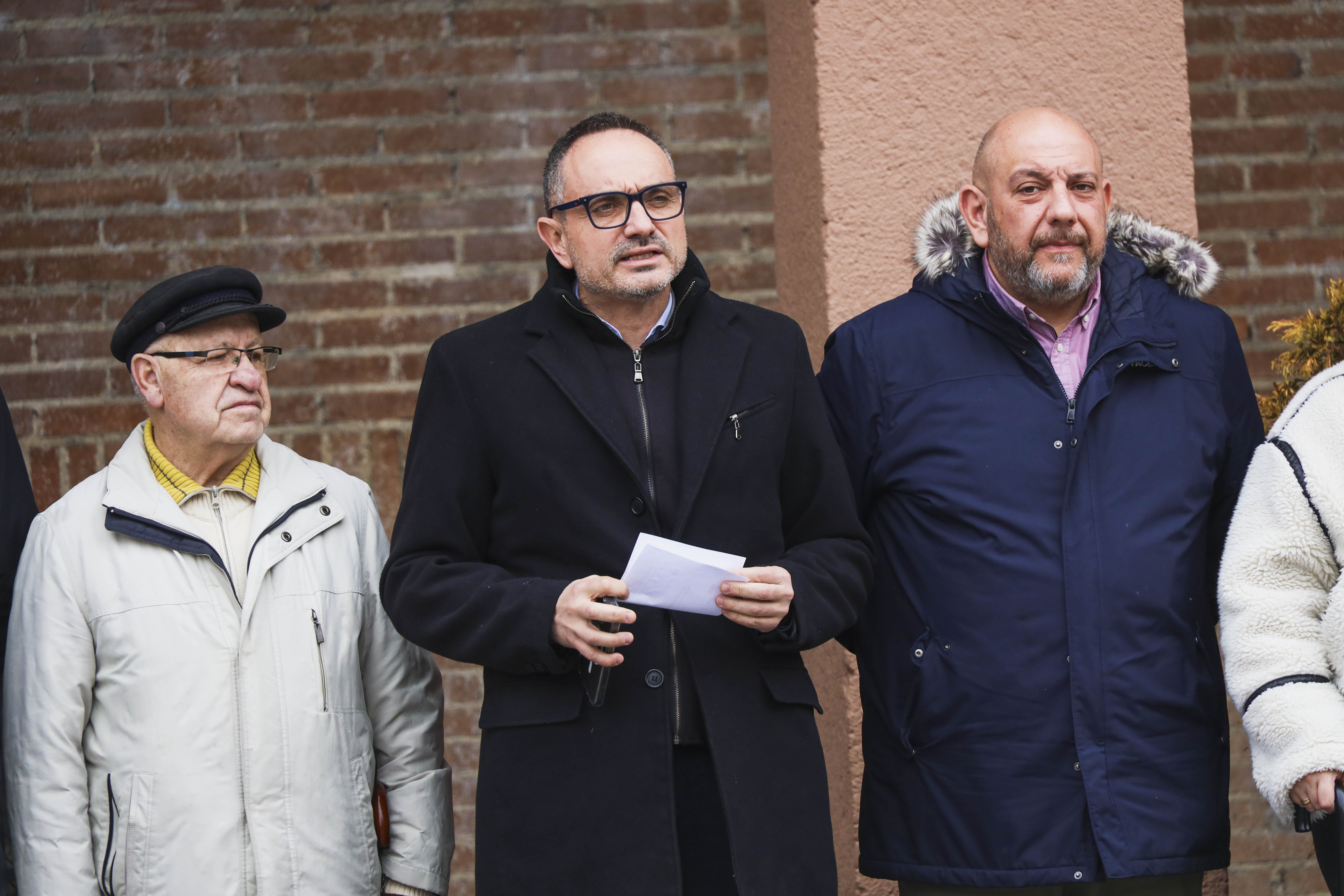 Texto Alternativo: Móstoles guarda un minuto de silencio frente al ayuntamiento como homenaje a las víctimas del 11-M